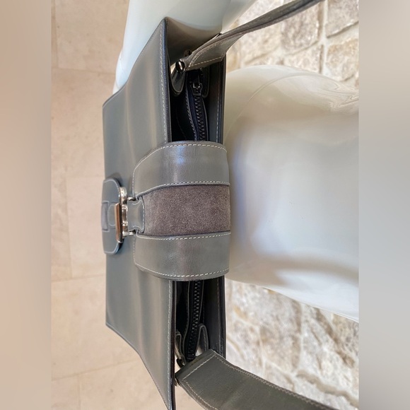 Vintage 1970s Gray Gucci Shoulder Bag with G Clasp and Suede Details - Picture 6 of 16